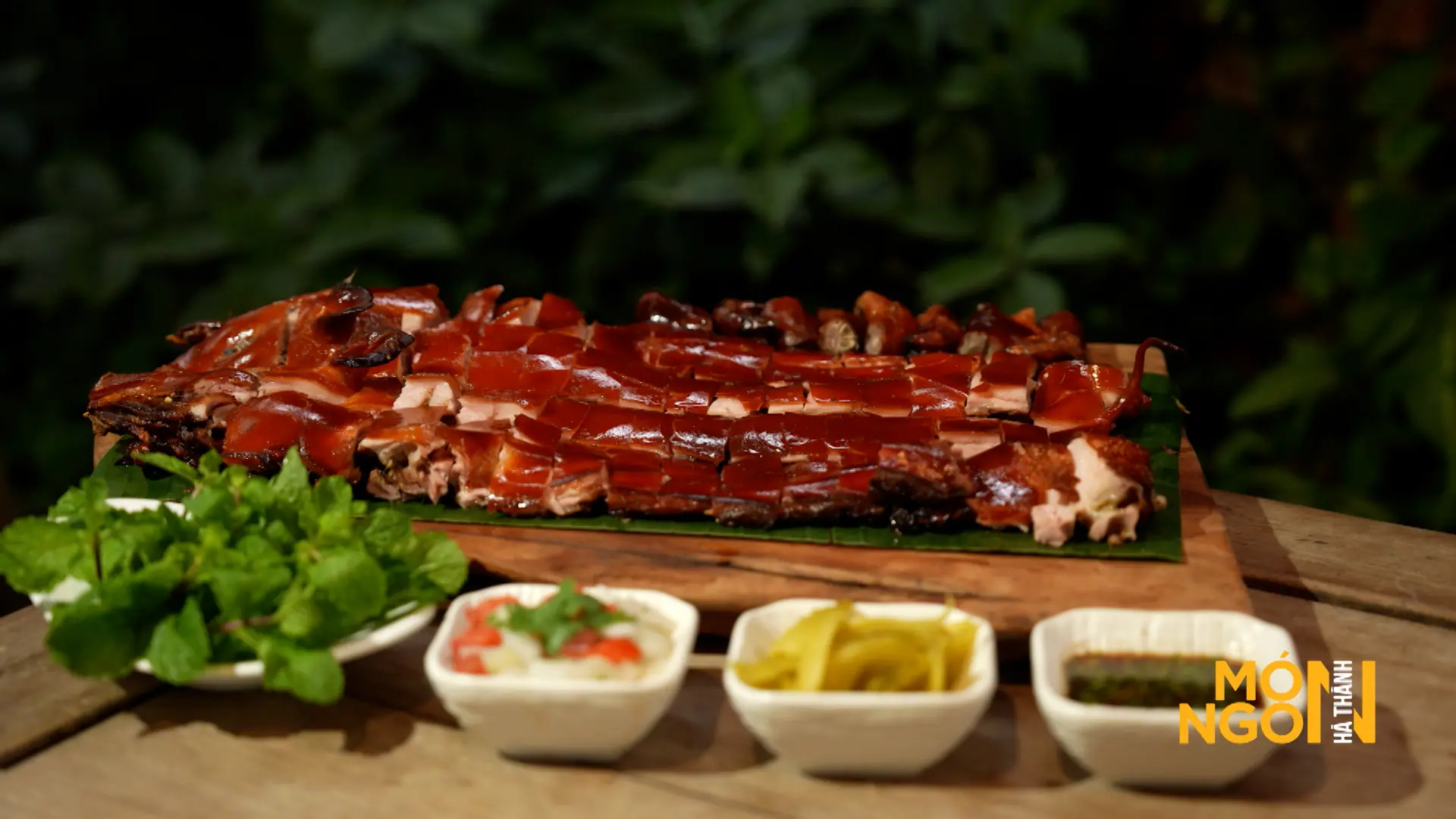 Lợn tộc quay giòn bì | Món ngon ở Hà Thành | 07/08/2025